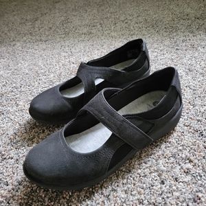 CLARKS-Cloud steppers cushion footed. Mary Janes. Velcro strap. Women size 7
